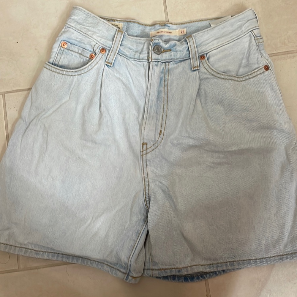 Levi’s Ribcage shorts